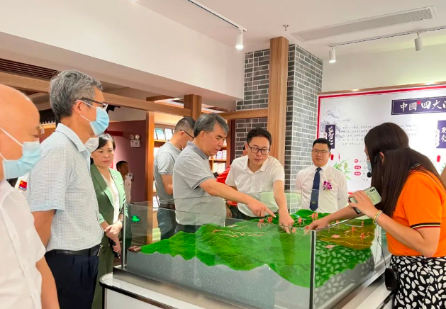 衍生動態(tài)丨省農業(yè)農村廳二級巡視員梁友強一行蒞臨衍生健康醫(yī)藥產(chǎn)業(yè)園參觀調