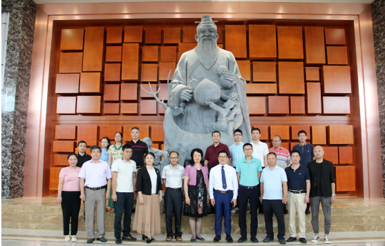 衍生動態(tài)丨廣東省揭陽市政協(xié)副主席吳少珍一行蒞臨衍生健康醫(yī)藥產(chǎn)業(yè)園參觀調