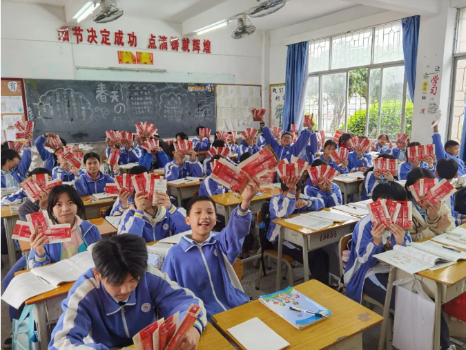 衍生愛 愛傳遞 丨衍生健康贈(zèng)送價(jià)值99萬元的愛心禮品慰問云城區(qū)學(xué)生